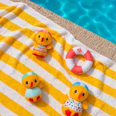Canards de bain Lilliputiens avec bouée près d'une piscine