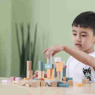 Enfant jouant et construisant avec les blocs de bois PolarB
