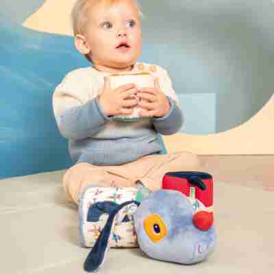 Bébé jouant avec les cylindres du rouleau sonore Jules Lilliputiens