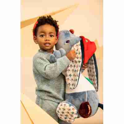 Enfant câlinant la grande peluche Jules le chien Lilliputiens