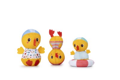 Maman canard et deux canetons Lilliputiens prêts à jouer dans l'eau