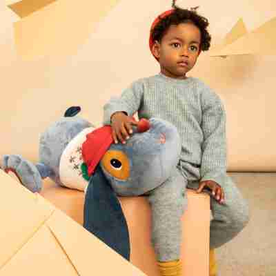 Ptit Loustic – Magasin de jeux et jouets à Saint-Étienne 2 Enfant assis avec le grand chien d’activités Jules Lilliputiens