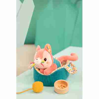 Jeanne le chat rose installée dans son panier réversible Lilliputiens