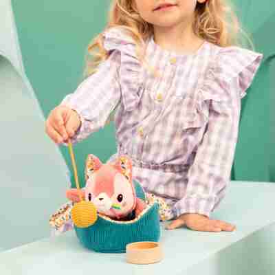 Enfant jouant avec Jeanne le chat et sa pelote de laine jaune