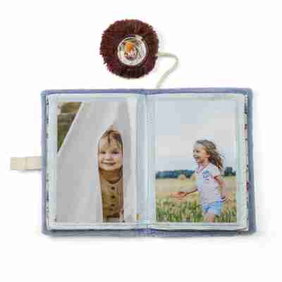 Album photo bébé Jules Lilliputiens ouvert avec photos dans les pochettes
