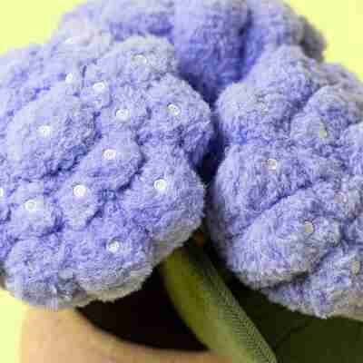 Gros plan sur les fleurs bleu lavande brodées de la peluche Amuseables Hydrangea Jellycat