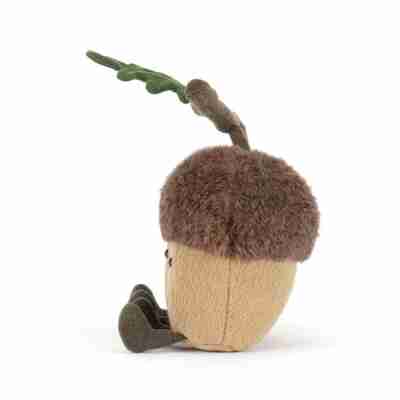 Peluche gland Ort et Tum Acorns Jellycat vue de profil avec branche et feuille verte