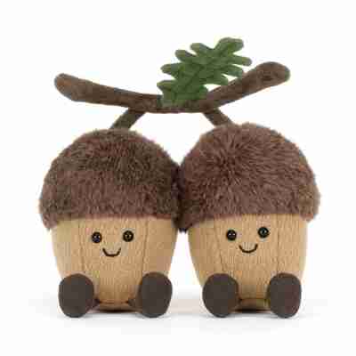 Deux glands Jellycat Ort et Tum assis côte à côte sous une branche de chêne