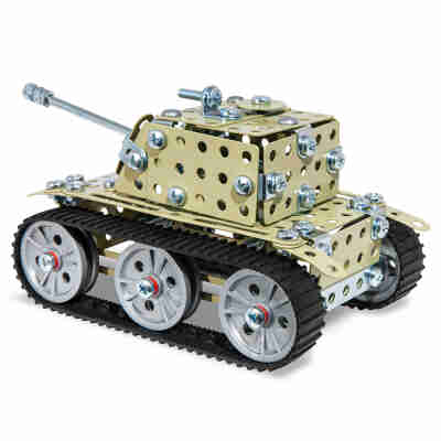 Vue arrière du Tank Eitech C215 avec roues, chenilles et plaques métalliques