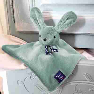 Ptit Loustic – Magasin de jeux et jouets à Saint-Étienne 2 Doudou Lapin Dorlotin Vert Sauge confectionné en Bretagne