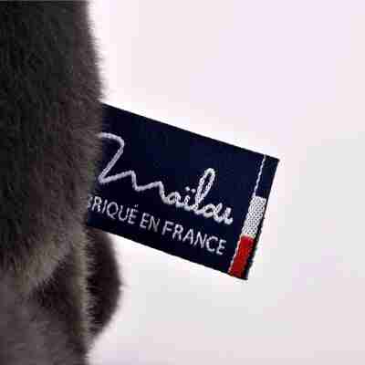 Étiquette Mailou fabriqué en France sur la peluche Chat Méloé