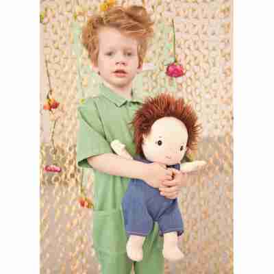 Enfant tenant le poupon Charlie de Lilliputiens dans ses bras