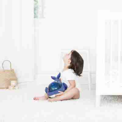Enfant avec la Baleine Aqua Dream Pabobo dans une chambre