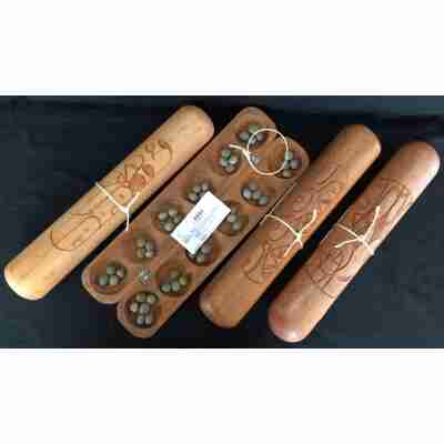 Plusieurs Awalés artisanaux en bois avec différents motifs sculptés
