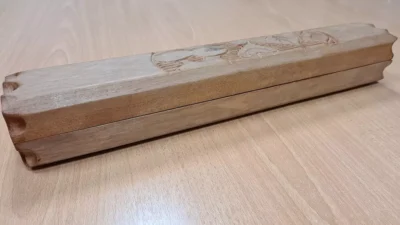 Awalé en bois fermé avec motif sculpté sur le plateau