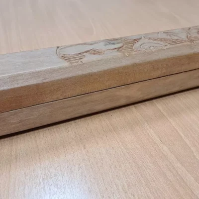 Awalé en bois fermé avec motif sculpté sur le plateau