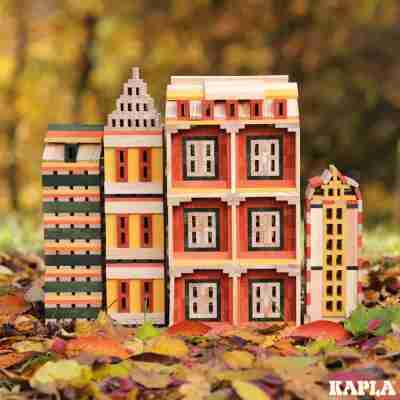 Ensemble de maisons construites avec des planchettes Kapla aux couleurs de l’automne
