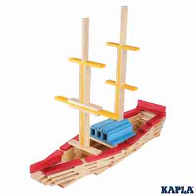 Bateau construit avec des planchettes Kapla naturelles rouges bleues et jaunes