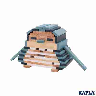 Personnage construit avec des planchettes Kapla naturelles blanches bleu clair et bleu foncé