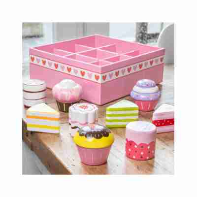Neuf gâteaux, cupcakes et petits fours en bois colorés de l’assortiment Woet