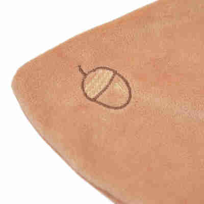 Détail de la noisette brodée sur le doudou écureuil Kaloo