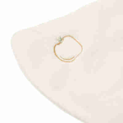 Détail de la pomme brodée sur le doudou souris Kaloo