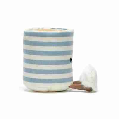 Tasse à thé Rosie Lea Jellycat vue de profil avec rayures bleues et pieds moelleux