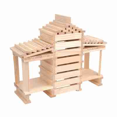 Construction architecturale réalisée avec des planchettes Kapla en bois naturel
