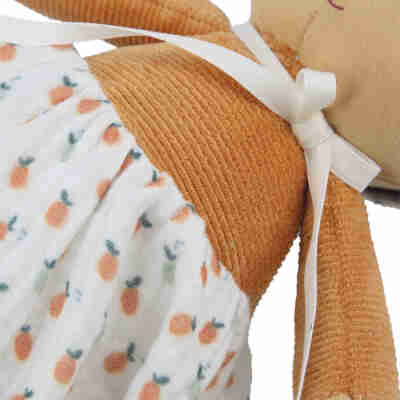 Détail de la tenue de la poupée Éloïse Kaloo avec tissu côtelé et motifs fruités