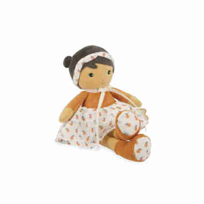 Ptit Loustic – Magasin de jeux et jouets à Saint-Étienne 20 Poupée Éloïse Kaloo assise avec ses bottines caramel et sa jupe à petits fruits
