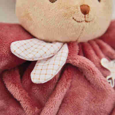 Détail du foulard à carreaux et de la fourrure bordeaux du lapin Patapouf Kaloo