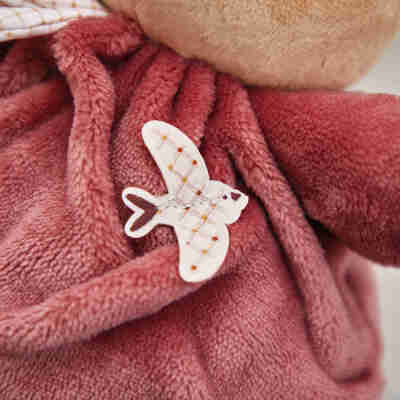 Détail de l’hirondelle décorative sur la peluche lapin Patapouf Bordeaux Kaloo