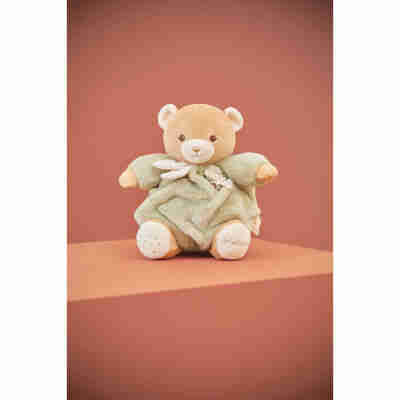 Ours Patapouf Vert Kaloo de 17 cm présenté sur fond chaleureux