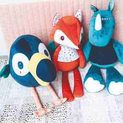 Peluche géante Pablo le Toucan avec les personnages Lilliputiens