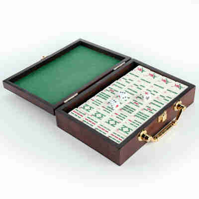 Petit Mahjong dans sa boîte en bois ouverte avec tuiles décorées et dés