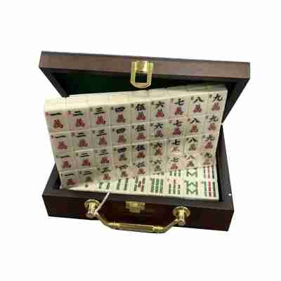 Petit Mahjong avec tuiles rangées dans une mallette en bois à poignée