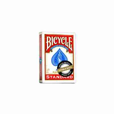 Magicien manipulant plusieurs cartes Bicycle Rider Back rouges lors d’un tour