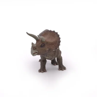Tricératops Papo vu de face montrant ses trois cornes et sa large collerette