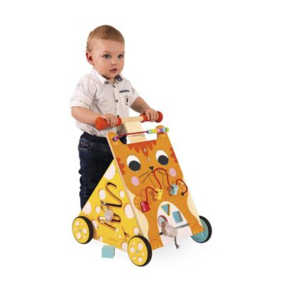 Enfant debout poussant le Chariot Multi-Activités Chat Janod