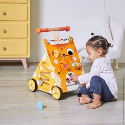 Enfant assis jouant avec les activités du Chariot Chat Janod