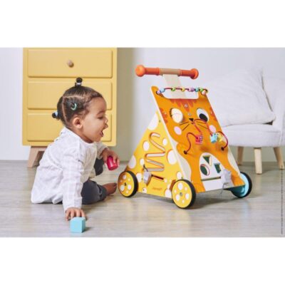 Enfant découvrant les jeux de manipulation du Chariot Multi-Activités Chat Janod