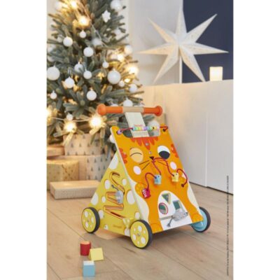 Chariot Multi-Activités Chat Janod installé près d’un sapin avec formes colorées