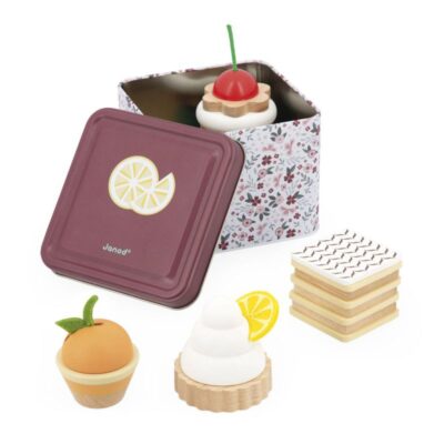 Ptit Loustic – Magasin de jeux et jouets à Saint-Étienne 1 Coffret de pâtisseries Twist Janod avec quatre gâteaux en bois et boîte en métal fleurie