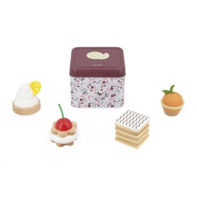 Ptit Loustic – Magasin de jeux et jouets à Saint-Étienne 2 Quatre pâtisseries en bois Twist Janod présentées autour de leur boîte en métal fleurie