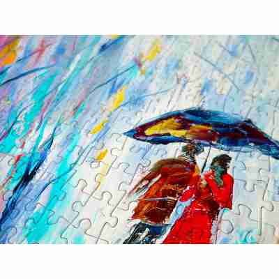 Gros plan sur les pièces du puzzle Rainy Love autour du couple abrité sous son parapluie