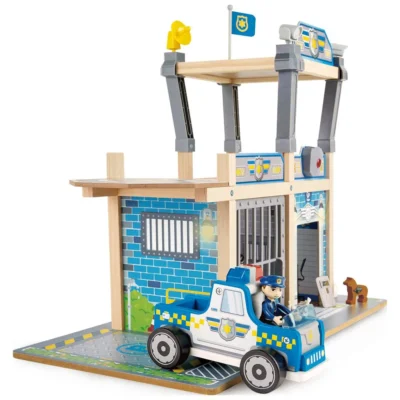 Ptit Loustic – Magasin de jeux et jouets à Saint-Étienne 5 Vue arrière du Commissariat de police Hape avec voiture de police, policier et chien