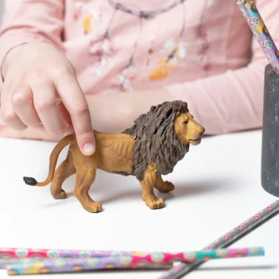 Enfant jouant avec la figurine Lion Papo 50040