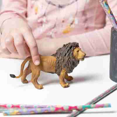 Enfant jouant avec la figurine Lion Papo 50040