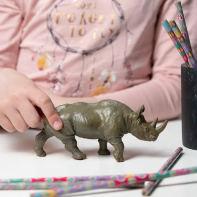 Enfant jouant avec la figurine Rhinocéros noir Papo 50066