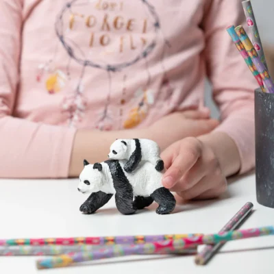 Enfant jouant avec la figurine Panda et son bébé Papo 50071